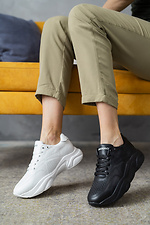 Женские кожаные кроссовки перфорированные белого цвета на платформе 8018615 фото №11