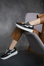 Женские кожаные кроссовки черного цвета на белой платформе  8018617 фото №1