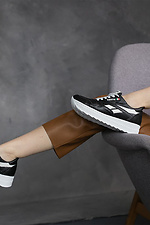Женские кожаные кроссовки черного цвета на белой платформе  8018617 фото №13