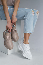Женские кожаные кроссовки белого цвета на платформе  8018619 фото №3