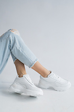 Женские кожаные кроссовки белого цвета на платформе  8018619 фото №6