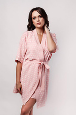 Короткий домашний халат на запАх в белый горошек на розовом L'amore 4026620 фото №1