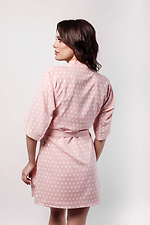 Короткий домашний халат на запАх в белый горошек на розовом L'amore 4026620 фото №2