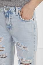Jasne damskie jeansy z przetarciami i frędzlami na kolanach  4014624 zdjęcie №4