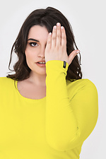 Трикотажный лонгслив NIKKI лимонного цвета с длинными рукавами и круглой горловиной Garne 3040625 фото №4