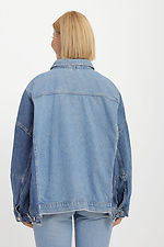 Комбинированная женская джинсовая куртка оверсайз с отложным воротником  4014626 фото №3