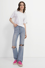 Женские клешные джинсы высокой посадки с рваными коленями  4014630 фото №2