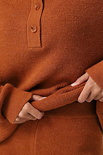Karamellfarbener Strickanzug für Damen Sewel 4038634 Foto №5