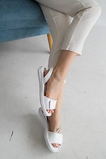 Offene Sandalen aus weißem Leder mit Fersenriemen  8018635 Foto №1
