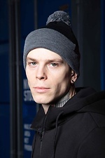 Черная зимняя шапка с серым помпоном и отворотом Custom Wear 8025637 фото №1