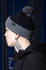 Чорна зимова шапка з сірим помпоном та відворотом Custom Wear 8025637 фото №2