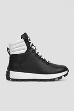 Damen-Winterstiefel im sportlichen Stil auf einer massiven Plattform 4205640 Foto №1