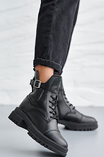 Демисезонные женские ботинки из черной натуральной кожи с пряжкой  8019643 фото №1