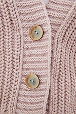 Różowy sweter z dzianiny zapinany na guziki  4037653 zdjęcie №4