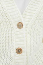 Biały sweter z dzianiny zapinany na guziki  4037654 zdjęcie №4