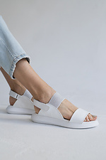 Offene Sandalen aus weißem Leder mit glänzendem Gummiband  8018660 Foto №5