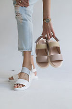 Offene Sandalen aus weißem Leder mit glänzendem Gummiband  8018660 Foto №7