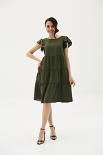 Тонкое зеленое платье разлетайка с рюшей на рукавах Garne 3038664 фото №1