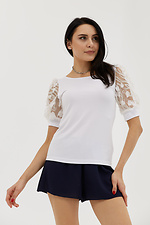 Біла блузка з короткими мереживними рукавами Garne 3038675 фото №1