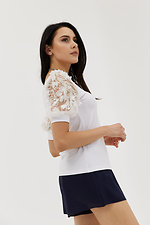 Біла блузка з короткими мереживними рукавами Garne 3038675 фото №4