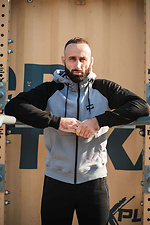 Спортивная серая кофта зиппер с капюшоном и черными рукавами Custom Wear 8025684 фото №3