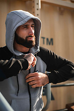 Sportliche graue Reißverschlussjacke mit Kapuze und schwarzen Ärmeln Custom Wear 8025684 Foto №5