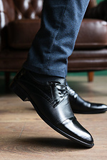 Мужские классические туфли из натуральной кожи черного цвета  8018686 фото №1
