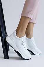 Белые кожаные кроссовки женские для города 8018701 фото №1