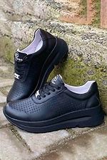 Весенние женские кроссовки в перфорацию из натуральной кожи черного цвета  8019713 фото №3