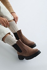 Damen-Chelsea-Stiefel für die Übergangszeit auf einer Plateausohle aus natürlichem Wildleder  4205722 Foto №4
