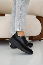 Весняні жіночі кросівки із натуральної шкіри чорного кольору  8019724 фото №3