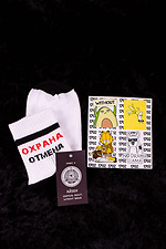 Weiße hohe Baumwollsocken mit der Aufschrift Sicherheitsstempel Without 8042724 Foto №1