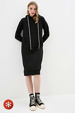 Черное теплое платье VILENA-1 на флисе в спортивном стиле Garne 3037731 фото №1