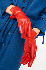 Jesienne skórzane rękawiczki na czerwonym polaru  4007734 zdjęcie №2
