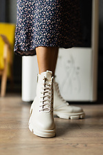 Демисезонные утепленные высокие ботинки на байке из кожи молочного цвета 8018749 фото №2