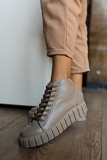 Women's leather autumn sneakers on the platform in beige  8018753 photo №4