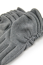 Утепленные бархатные перчатки серого цвета 4007770 фото №2