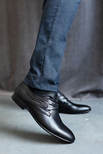 Klasyczne buty męskie wykonane z czarnej skóry naturalnej  8018786 zdjęcie №1