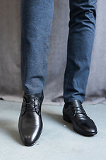 Класичні чоловічі туфлі з натуральної шкіри чорного кольору  8018786 фото №2