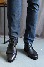 Klasyczne buty męskie wykonane z czarnej skóry naturalnej  8018791 zdjęcie №2