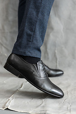 Klasyczne buty męskie wykonane z czarnej skóry naturalnej  8018799 zdjęcie №1