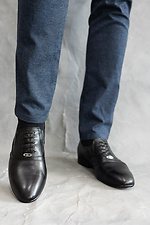 Класичні чоловічі туфлі з натуральної шкіри чорного кольору  8018799 фото №2