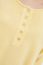 Żółty sweter z dzianiny z przyciętymi rękawami i okrągłym dekoltem  4037855 zdjęcie №2