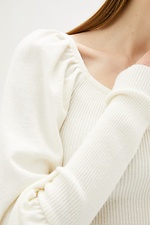 Biały sweter z dzianiny z latarniowymi rękawami  4037859 zdjęcie №4