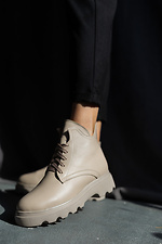 Утепленные короткие ботинки весенние на байке из кожи бежевого цвета  8018859 фото №4