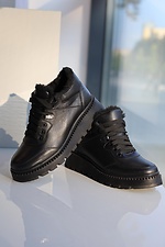 Зимові шкіряні кросівки для жінок чорного кольору.  8019864 фото №19