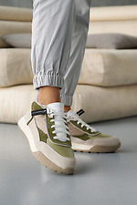 Zimowe skórzane sneakersy damskie w kolorze beżowym z zielonymi wstawkami  8019866 zdjęcie №1