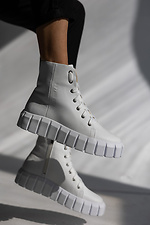 Утепленные белые демисезонные ботинки на платформе со шнурками 8018873 фото №1