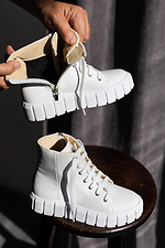 Утепленные белые демисезонные ботинки на платформе со шнурками 8018873 фото №2