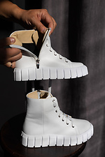 Утепленные белые демисезонные ботинки на платформе со шнурками 8018873 фото №3